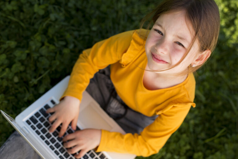 medium-shot-girl-with-laptop